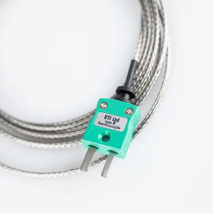 Un fil vert Sonde de cuisson pour fumoir série Q auquel est attaché un fil Thermometre.fr.